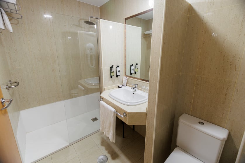 El hotel Ciudad de Cangas de Onís le ofrece lujo y comodidad en un entorno único, muy cerca del Puente Romano de la ciudad y con unos servicios de calidad superior. Habitaciones e instalaciones totalmente renovadas, con nueva gerencia y con todas las comodidades, para que su estancia sea relajada y cómoda. En nuestro hotel le ofrecemos habitaciones estandar y amplias habitaciones superiores con salón