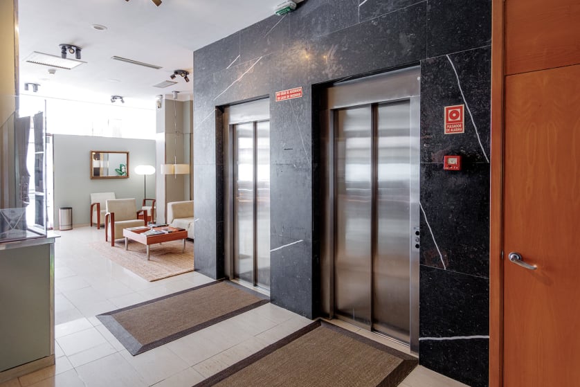 El hotel Ciudad de Cangas de Onís le ofrece lujo y comodidad en un entorno único, muy cerca del Puente Romano de la ciudad y con unos servicios de calidad superior. Habitaciones e instalaciones totalmente renovadas, con nueva gerencia y con todas las comodidades, para que su estancia sea relajada y cómoda. En nuestro hotel le ofrecemos habitaciones estandar y amplias habitaciones superiores con salón