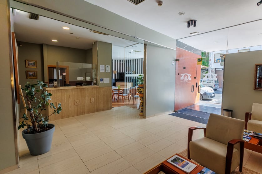 El hotel Ciudad de Cangas de Onís le ofrece lujo y comodidad en un entorno único, muy cerca del Puente Romano de la ciudad y con unos servicios de calidad superior. Habitaciones e instalaciones totalmente renovadas, con nueva gerencia y con todas las comodidades, para que su estancia sea relajada y cómoda. En nuestro hotel le ofrecemos habitaciones estandar y amplias habitaciones superiores con salón