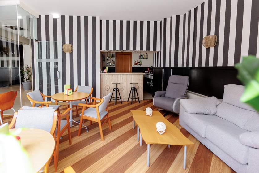 El hotel Ciudad de Cangas de Onís le ofrece lujo y comodidad en un entorno único, muy cerca del Puente Romano de la ciudad y con unos servicios de calidad superior. Habitaciones e instalaciones totalmente renovadas, con nueva gerencia y con todas las comodidades, para que su estancia sea relajada y cómoda. En nuestro hotel le ofrecemos habitaciones estandar y amplias habitaciones superiores con salón