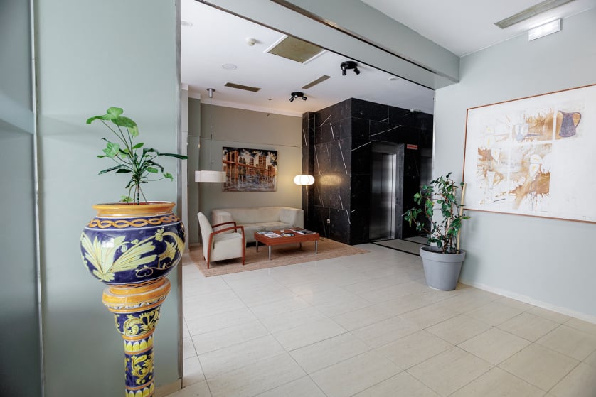 El hotel Ciudad de Cangas de Onís le ofrece lujo y comodidad en un entorno único, muy cerca del Puente Romano de la ciudad y con unos servicios de calidad superior. Habitaciones e instalaciones totalmente renovadas, con nueva gerencia y con todas las comodidades, para que su estancia sea relajada y cómoda. En nuestro hotel le ofrecemos habitaciones estandar y amplias habitaciones superiores con salón