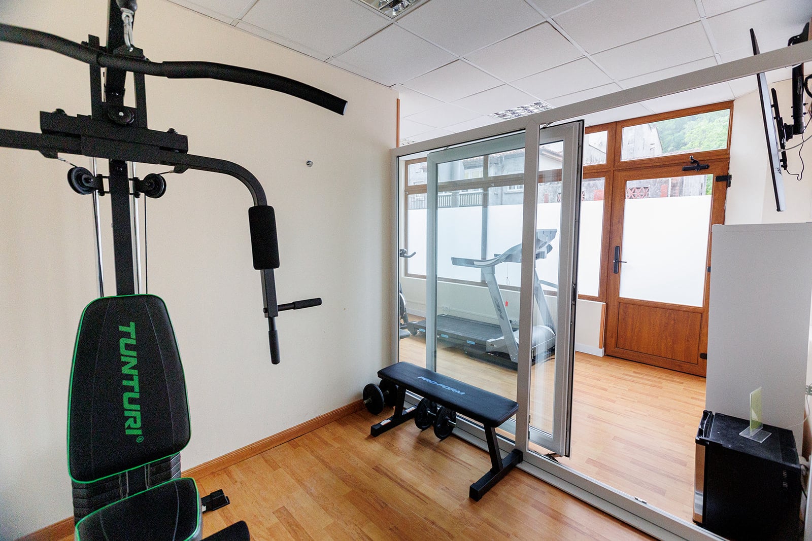 El hotel Ciudad de Cangas de Onís le ofrece lujo y comodidad en un entorno único, muy cerca del Puente Romano de la ciudad y con unos servicios de calidad superior. Habitaciones e instalaciones totalmente renovadas, con nueva gerencia y con todas las comodidades, para que su estancia sea relajada y cómoda. En nuestro hotel le ofrecemos habitaciones estandar y amplias habitaciones superiores con salón