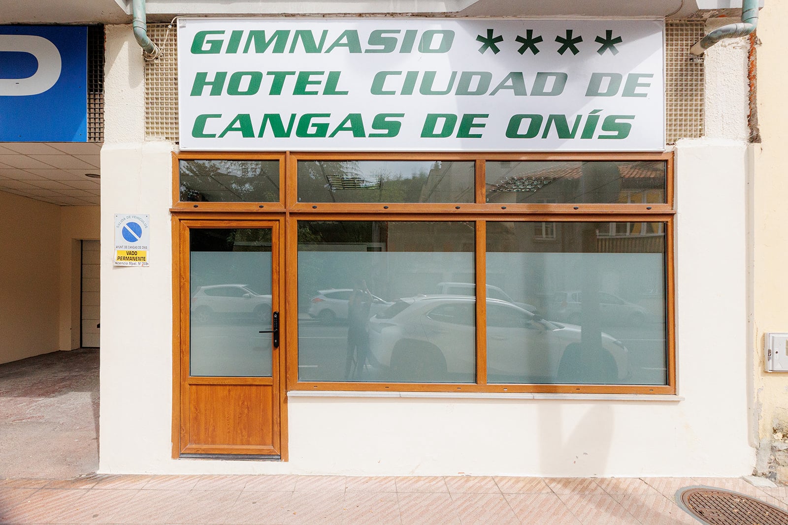 El hotel Ciudad de Cangas de Onís le ofrece lujo y comodidad en un entorno único, muy cerca del Puente Romano de la ciudad y con unos servicios de calidad superior. Habitaciones e instalaciones totalmente renovadas, con nueva gerencia y con todas las comodidades, para que su estancia sea relajada y cómoda. En nuestro hotel le ofrecemos habitaciones estandar y amplias habitaciones superiores con salón