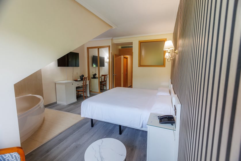 El hotel Ciudad de Cangas de Onís le ofrece lujo y comodidad en un entorno único, muy cerca del Puente Romano de la ciudad y con unos servicios de calidad superior. Habitaciones e instalaciones totalmente renovadas, con nueva gerencia y con todas las comodidades, para que su estancia sea relajada y cómoda. En nuestro hotel le ofrecemos habitaciones estandar y amplias habitaciones superiores con salón