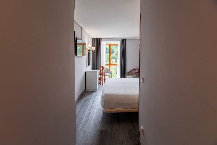 El hotel Ciudad de Cangas de Onís le ofrece lujo y comodidad en un entorno único, muy cerca del Puente Romano de la ciudad y con unos servicios de calidad superior. Habitaciones e instalaciones totalmente renovadas, con nueva gerencia y con todas las comodidades, para que su estancia sea relajada y cómoda. En nuestro hotel le ofrecemos habitaciones estandar y amplias habitaciones superiores con salón