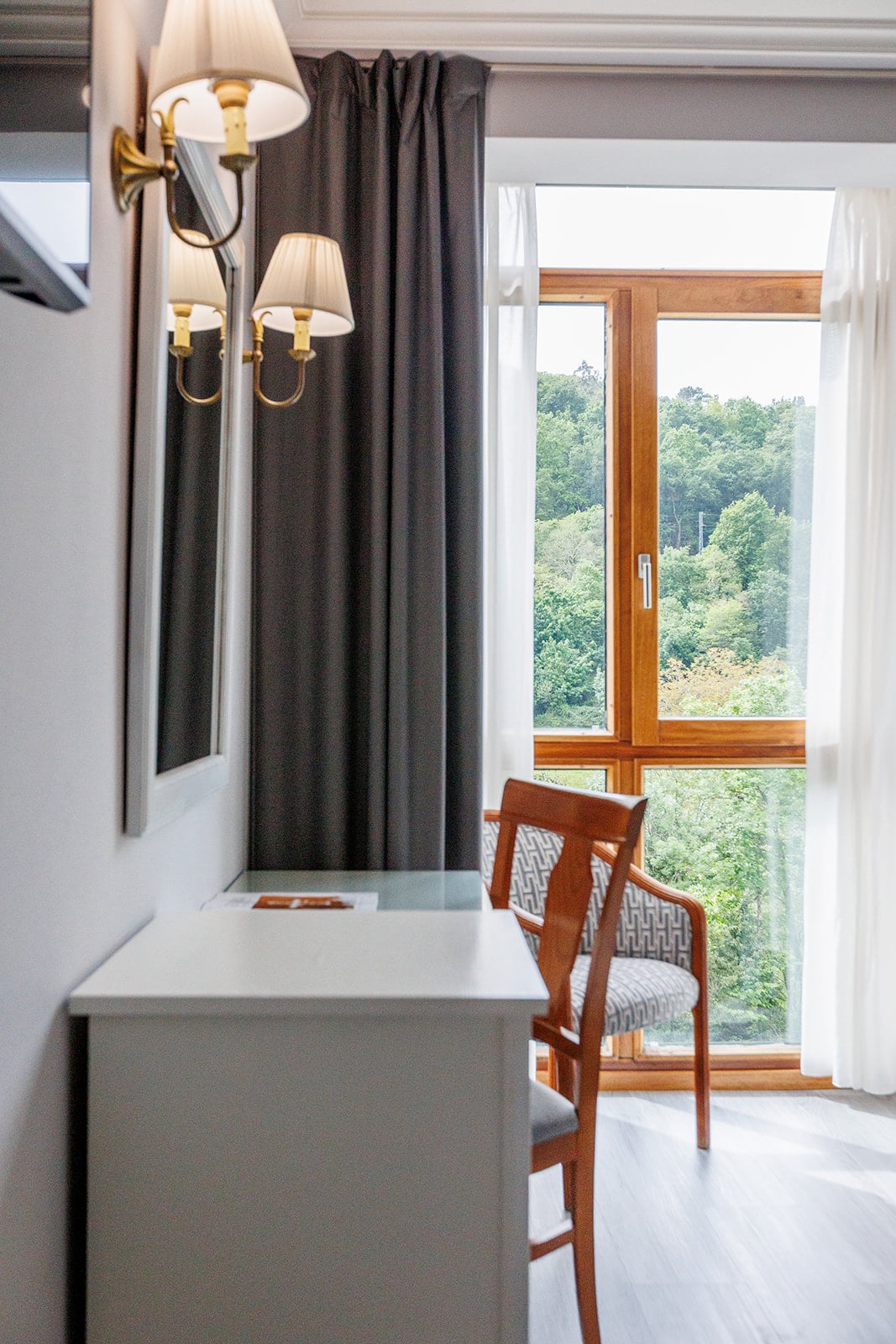 El hotel Ciudad de Cangas de Onís le ofrece lujo y comodidad en un entorno único, muy cerca del Puente Romano de la ciudad y con unos servicios de calidad superior. Habitaciones e instalaciones totalmente renovadas, con nueva gerencia y con todas las comodidades, para que su estancia sea relajada y cómoda. En nuestro hotel le ofrecemos habitaciones estandar y amplias habitaciones superiores con salón