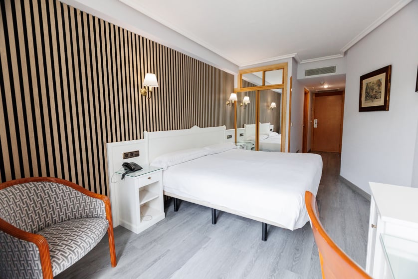 El hotel Ciudad de Cangas de Onís le ofrece lujo y comodidad en un entorno único, muy cerca del Puente Romano de la ciudad y con unos servicios de calidad superior. Habitaciones e instalaciones totalmente renovadas, con nueva gerencia y con todas las comodidades, para que su estancia sea relajada y cómoda. En nuestro hotel le ofrecemos habitaciones estandar y amplias habitaciones superiores con salón