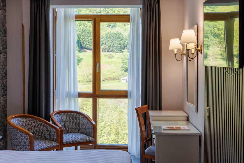 El hotel Ciudad de Cangas de Onís le ofrece lujo y comodidad en un entorno único, muy cerca del Puente Romano de la ciudad y con unos servicios de calidad superior. Habitaciones e instalaciones totalmente renovadas, con nueva gerencia y con todas las comodidades, para que su estancia sea relajada y cómoda. En nuestro hotel le ofrecemos habitaciones estandar y amplias habitaciones superiores con salón