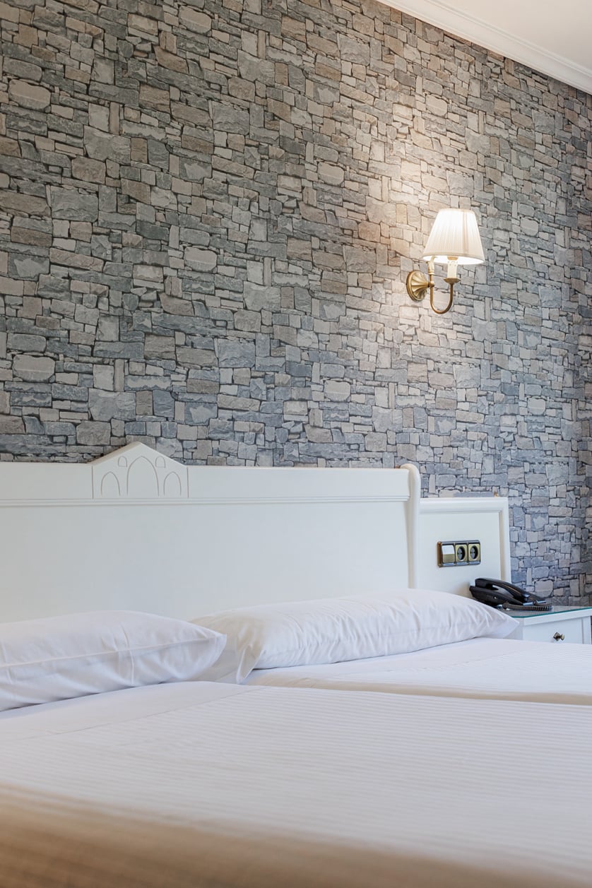 El hotel Ciudad de Cangas de Onís le ofrece lujo y comodidad en un entorno único, muy cerca del Puente Romano de la ciudad y con unos servicios de calidad superior. Habitaciones e instalaciones totalmente renovadas, con nueva gerencia y con todas las comodidades, para que su estancia sea relajada y cómoda. En nuestro hotel le ofrecemos habitaciones estandar y amplias habitaciones superiores con salón