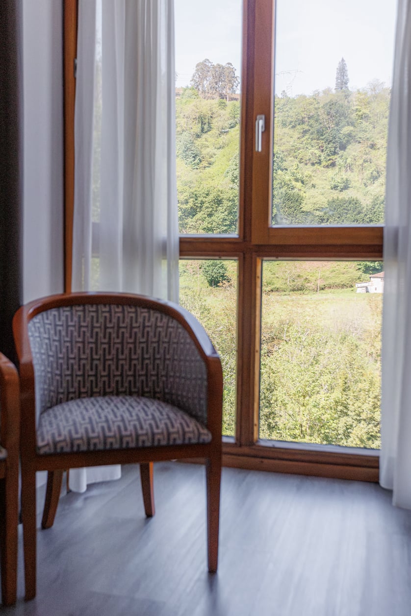 El hotel Ciudad de Cangas de Onís le ofrece lujo y comodidad en un entorno único, muy cerca del Puente Romano de la ciudad y con unos servicios de calidad superior. Habitaciones e instalaciones totalmente renovadas, con nueva gerencia y con todas las comodidades, para que su estancia sea relajada y cómoda. En nuestro hotel le ofrecemos habitaciones estandar y amplias habitaciones superiores con salón