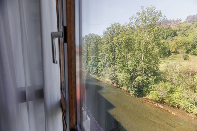 El hotel Ciudad de Cangas de Onís le ofrece lujo y comodidad en un entorno único, muy cerca del Puente Romano de la ciudad y con unos servicios de calidad superior. Habitaciones e instalaciones totalmente renovadas, con nueva gerencia y con todas las comodidades, para que su estancia sea relajada y cómoda. En nuestro hotel le ofrecemos habitaciones estandar y amplias habitaciones superiores con salón
