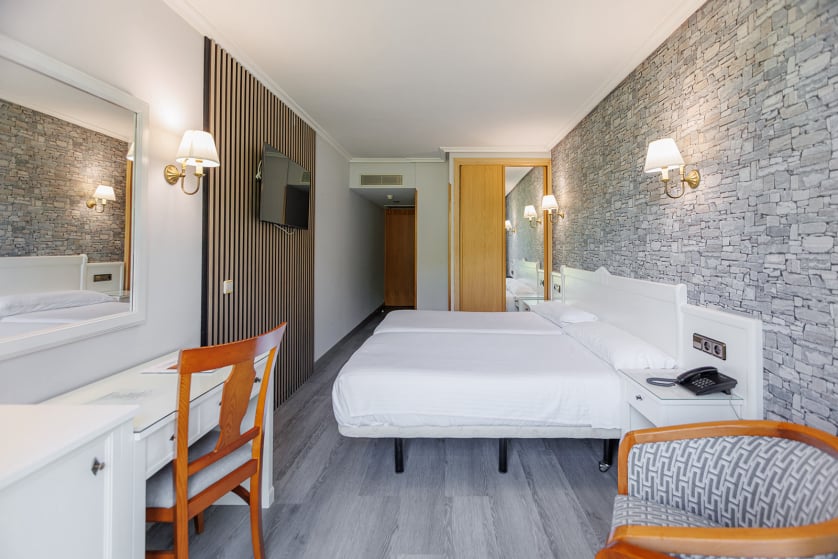 El hotel Ciudad de Cangas de Onís le ofrece lujo y comodidad en un entorno único, muy cerca del Puente Romano de la ciudad y con unos servicios de calidad superior. Habitaciones e instalaciones totalmente renovadas, con nueva gerencia y con todas las comodidades, para que su estancia sea relajada y cómoda. En nuestro hotel le ofrecemos habitaciones estandar y amplias habitaciones superiores con salón