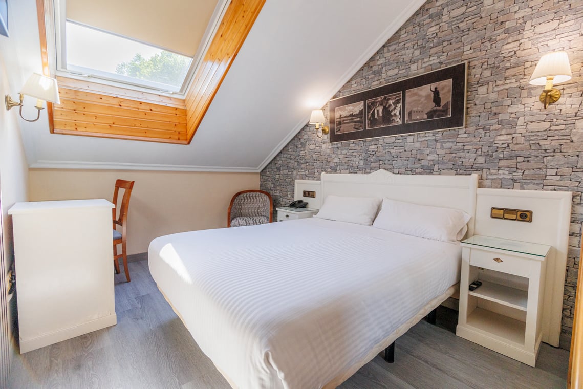 El hotel Ciudad de Cangas de Onís le ofrece lujo y comodidad en un entorno único, muy cerca del Puente Romano de la ciudad y con unos servicios de calidad superior. Habitaciones e instalaciones totalmente renovadas, con nueva gerencia y con todas las comodidades, para que su estancia sea relajada y cómoda. En nuestro hotel le ofrecemos habitaciones estandar y amplias habitaciones superiores con salón