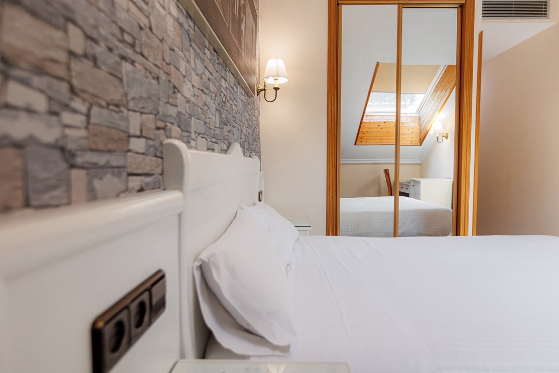 El hotel Ciudad de Cangas de Onís le ofrece lujo y comodidad en un entorno único, muy cerca del Puente Romano de la ciudad y con unos servicios de calidad superior. Habitaciones e instalaciones totalmente renovadas, con nueva gerencia y con todas las comodidades, para que su estancia sea relajada y cómoda. En nuestro hotel le ofrecemos habitaciones estandar y amplias habitaciones superiores con salón