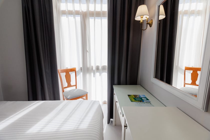 El hotel Ciudad de Cangas de Onís le ofrece lujo y comodidad en un entorno único, muy cerca del Puente Romano de la ciudad y con unos servicios de calidad superior. Habitaciones e instalaciones totalmente renovadas, con nueva gerencia y con todas las comodidades, para que su estancia sea relajada y cómoda. En nuestro hotel le ofrecemos habitaciones estandar y amplias habitaciones superiores con salón