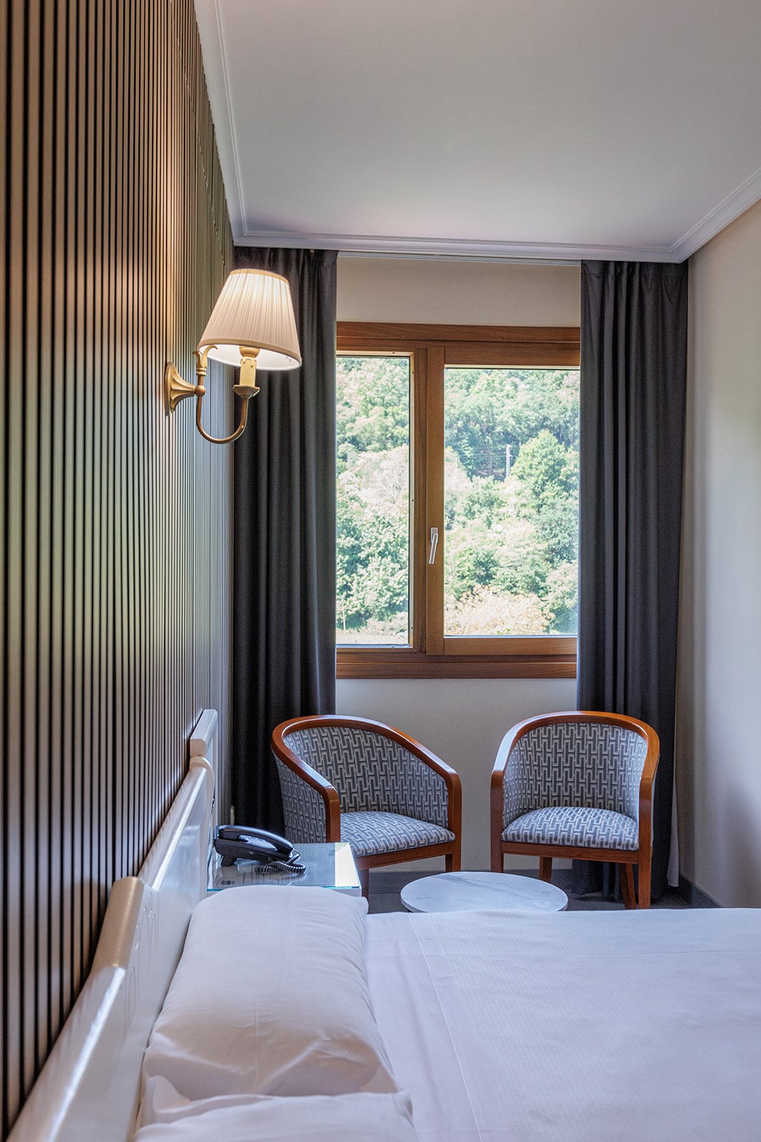 El hotel Ciudad de Cangas de Onís le ofrece lujo y comodidad en un entorno único, muy cerca del Puente Romano de la ciudad y con unos servicios de calidad superior. Habitaciones e instalaciones totalmente renovadas, con nueva gerencia y con todas las comodidades, para que su estancia sea relajada y cómoda. En nuestro hotel le ofrecemos habitaciones estandar y amplias habitaciones superiores con salón