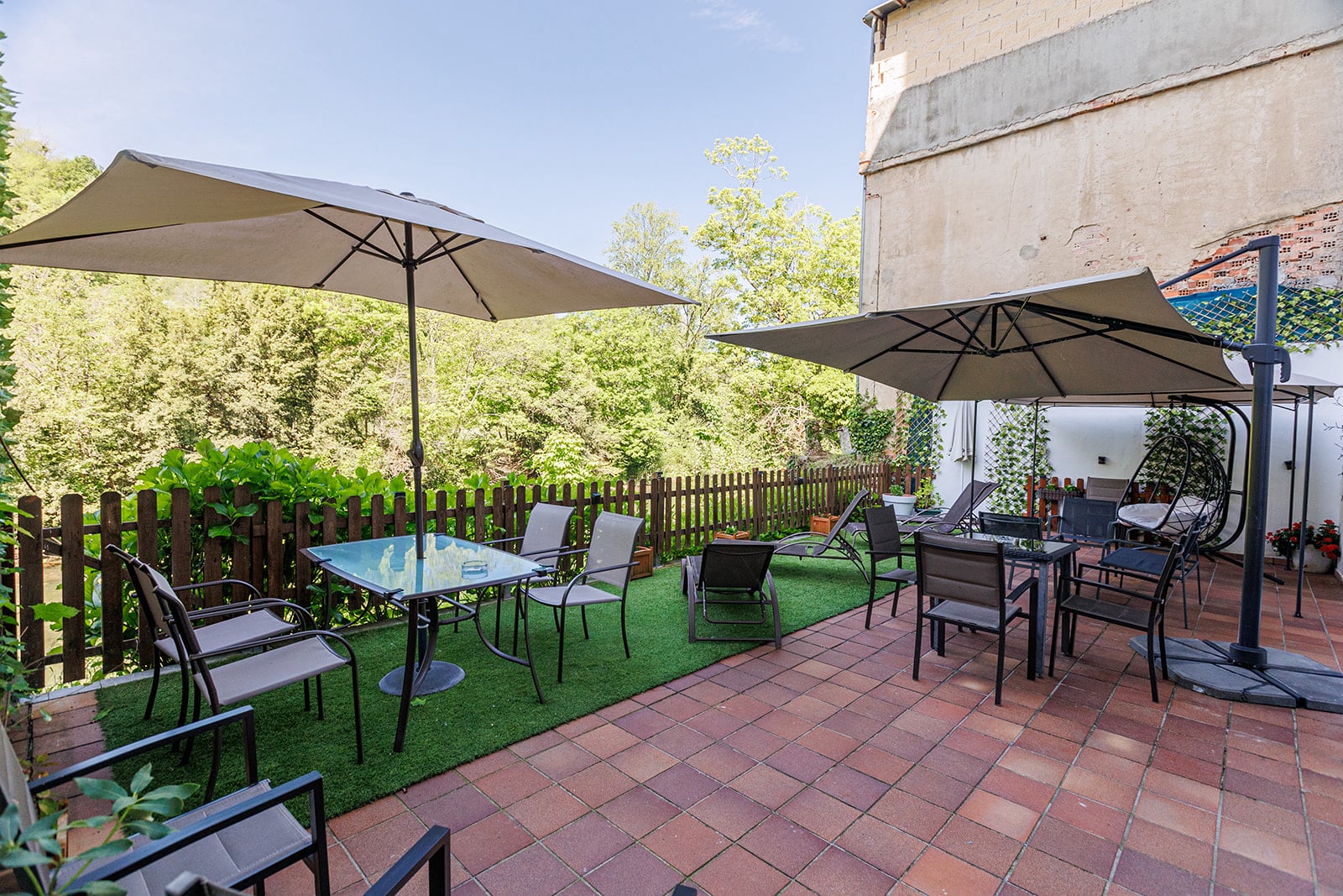 El hotel Ciudad de Cangas de Onís le ofrece lujo y comodidad en un entorno único, muy cerca del Puente Romano de la ciudad y con unos servicios de calidad superior. Habitaciones e instalaciones totalmente renovadas, con nueva gerencia y con todas las comodidades, para que su estancia sea relajada y cómoda. En nuestro hotel le ofrecemos habitaciones estandar y amplias habitaciones superiores con salón