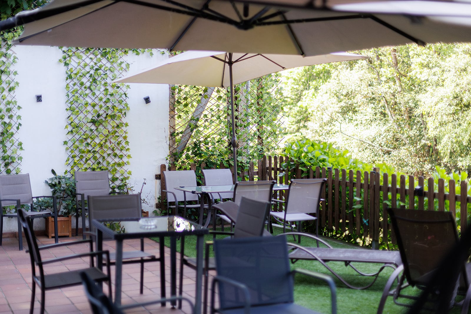 El hotel Ciudad de Cangas de Onís le ofrece lujo y comodidad en un entorno único, muy cerca del Puente Romano de la ciudad y con unos servicios de calidad superior. Habitaciones e instalaciones totalmente renovadas, con nueva gerencia y con todas las comodidades, para que su estancia sea relajada y cómoda. En nuestro hotel le ofrecemos habitaciones estandar y amplias habitaciones superiores con salón