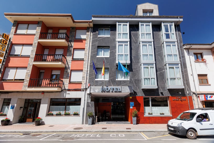 El hotel Ciudad de Cangas de Onís le ofrece lujo y comodidad en un entorno único, muy cerca del Puente Romano de la ciudad y con unos servicios de calidad superior. Habitaciones e instalaciones totalmente renovadas, con nueva gerencia y con todas las comodidades, para que su estancia sea relajada y cómoda. En nuestro hotel le ofrecemos habitaciones estandar y amplias habitaciones superiores con salón