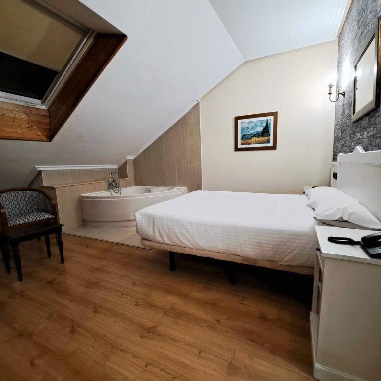 El hotel Ciudad de Cangas de Onís le ofrece lujo y comodidad en un entorno único, muy cerca del Puente Romano de la ciudad y con unos servicios de calidad superior. Habitaciones e instalaciones totalmente renovadas, con nueva gerencia y con todas las comodidades, para que su estancia sea relajada y cómoda. En nuestro hotel le ofrecemos habitaciones estandar y amplias habitaciones superiores con salón