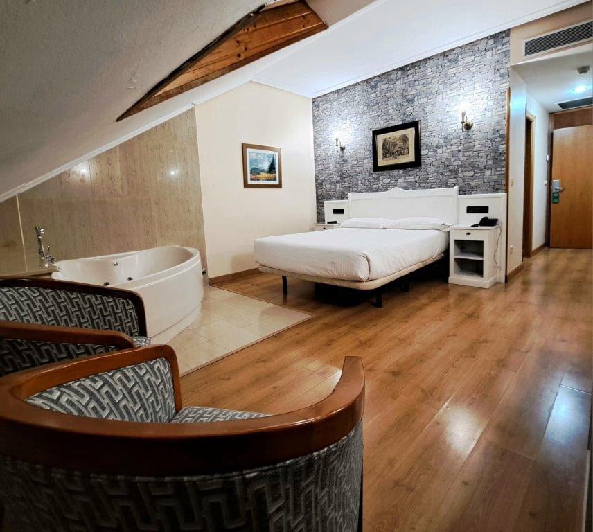 El hotel Ciudad de Cangas de Onís le ofrece lujo y comodidad en un entorno único, muy cerca del Puente Romano de la ciudad y con unos servicios de calidad superior. Habitaciones e instalaciones totalmente renovadas, con nueva gerencia y con todas las comodidades, para que su estancia sea relajada y cómoda. En nuestro hotel le ofrecemos habitaciones estandar y amplias habitaciones superiores con salón