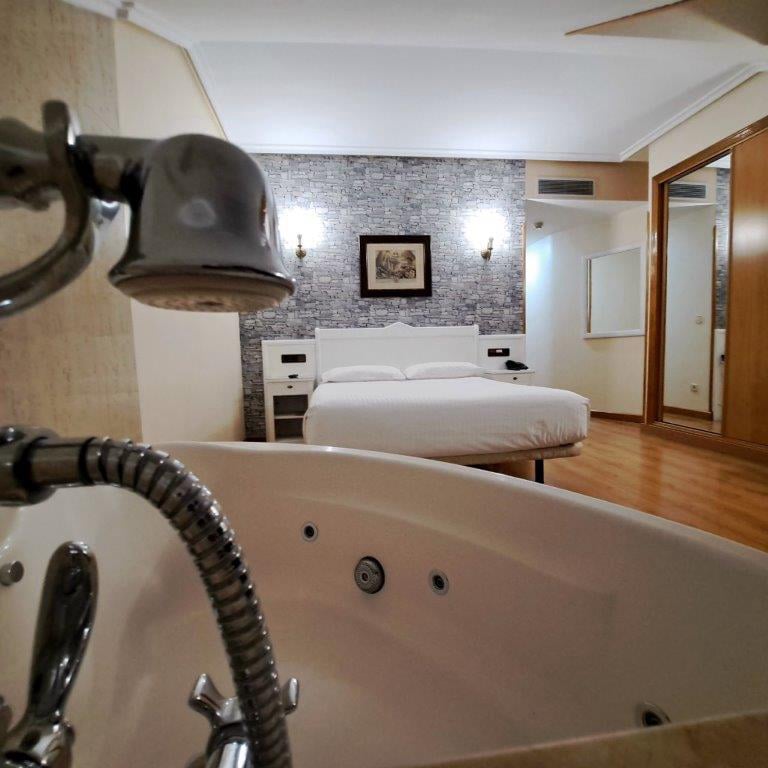 El hotel Ciudad de Cangas de Onís le ofrece lujo y comodidad en un entorno único, muy cerca del Puente Romano de la ciudad y con unos servicios de calidad superior. Habitaciones e instalaciones totalmente renovadas, con nueva gerencia y con todas las comodidades, para que su estancia sea relajada y cómoda. En nuestro hotel le ofrecemos habitaciones estandar y amplias habitaciones superiores con salón