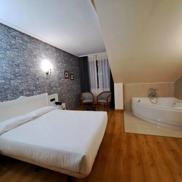 El hotel Ciudad de Cangas de Onís le ofrece lujo y comodidad en un entorno único, muy cerca del Puente Romano de la ciudad y con unos servicios de calidad superior. Habitaciones e instalaciones totalmente renovadas, con nueva gerencia y con todas las comodidades, para que su estancia sea relajada y cómoda. En nuestro hotel le ofrecemos habitaciones estandar y amplias habitaciones superiores con salón