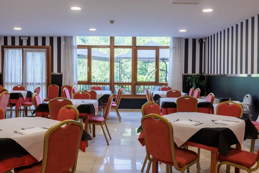 El hotel Ciudad de Cangas de Onís le ofrece lujo y comodidad en un entorno único, muy cerca del Puente Romano de la ciudad y con unos servicios de calidad superior. Habitaciones e instalaciones totalmente renovadas, con nueva gerencia y con todas las comodidades, para que su estancia sea relajada y cómoda. En nuestro hotel le ofrecemos habitaciones estandar y amplias habitaciones superiores con salón